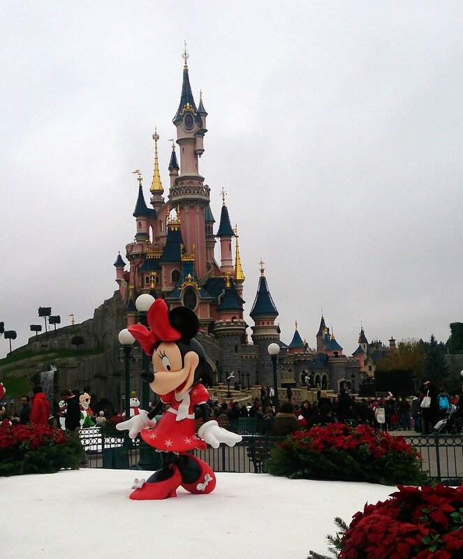 Disneyland paris is the perfect choice. Диснейленд Париж аттракционы. Япония Диснейленд Токио. Диснейленд Калифорния аттракционы. Марн-ля-Вале Диснейленд.